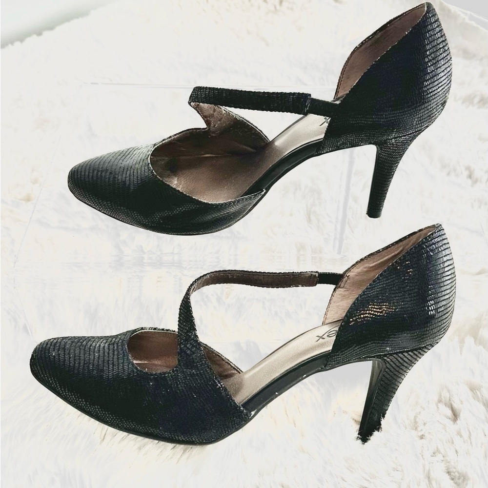 Moda Reflex black heals with a beautiful sequin like texture. Size 8.5